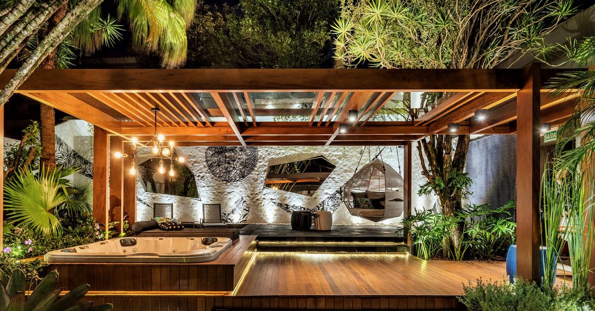 Rosi Barcelos Arquitetura Niterói - Pergolados valorizam a área externa com elegância e conforto.
